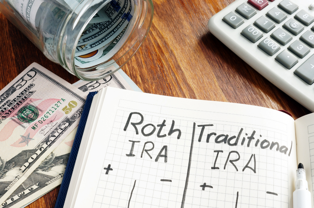 Infographic illustrating the differences between traditional vs Roth IRAs for effective investment strategies.