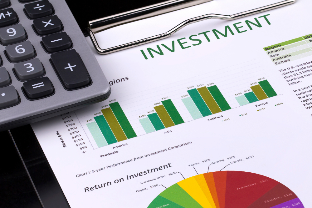 Investment chart displayed on a clipboard, highlighting the significance of an investment policy statement.