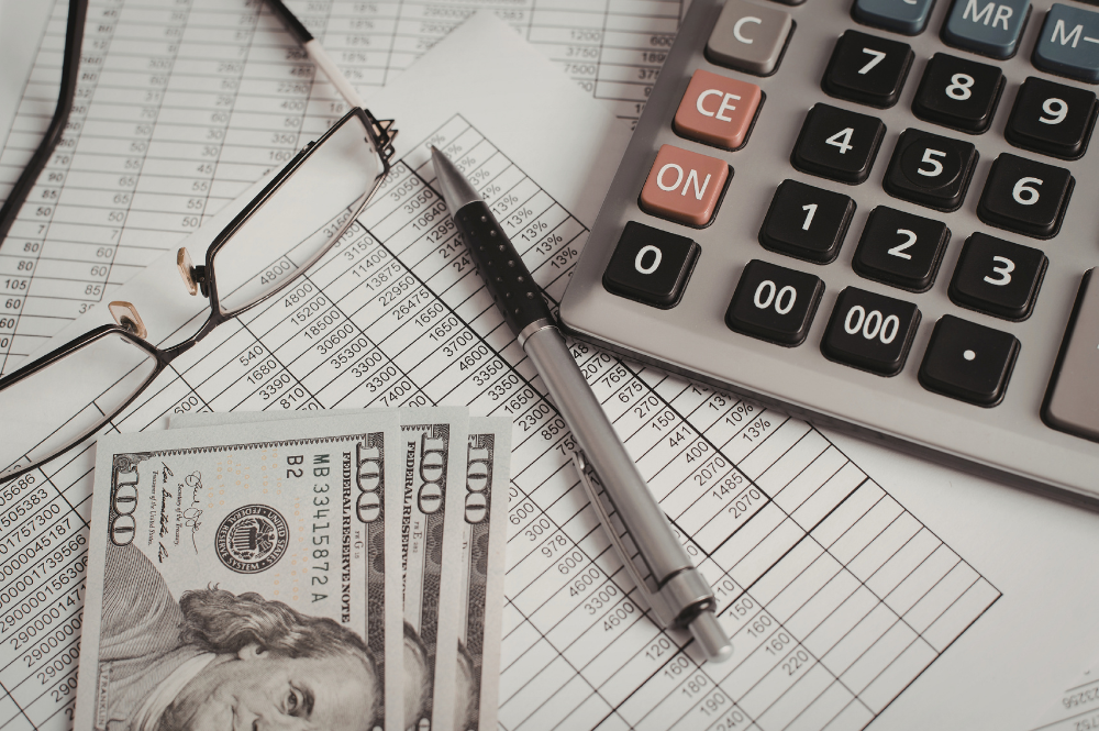 Image illustrating steps to create a business plan and tips on when to start planning for retirement.